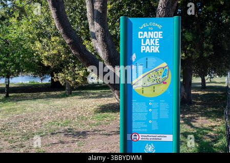 Schild am Eingang zum Canoe Lake, einem beliebten Parkgebiet in Southsea, Portsmouth. Mai 2025. Stockfoto