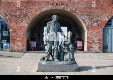 Die Pioneer-Statue in Old Portsmouth, Denkmal für Europäer, die nach Amerika gingen, um neue Häuser zu errichten. Mai 2025. Stockfoto