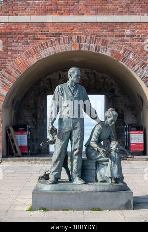 Die Pioneer-Statue in Old Portsmouth, Denkmal für Europäer, die nach Amerika gingen, um neue Häuser zu errichten. Mai 2025. Stockfoto