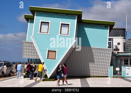 Brighton, England, Großbritannien. Mai 2025. Die Leute machen Selfies vor dem Upside Down House in Brighton an einem warmen, sonnigen Tag. (Kreditbild: © Vuk Valcic/ZUMA Press Wire) NUR REDAKTIONELLE VERWENDUNG! Nicht für kommerzielle ZWECKE! Stockfoto