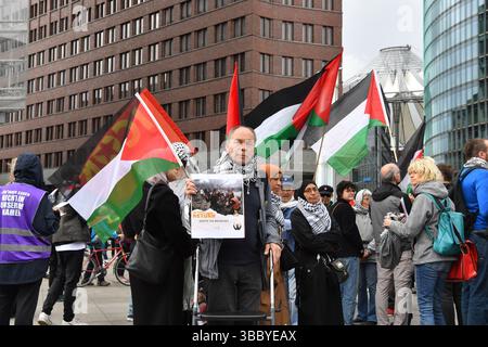 Berlin, Deutschland. Mai 2025. Während einer pro-palästinensischen Demonstration auf dem Potsdamer Platz steht ein Demonstrant mit einem Schild in der Hand. Quelle: Paul Zinken/dpa/Alamy Live News Stockfoto