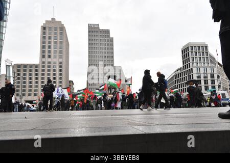 Berlin, Deutschland. Mai 2025. Demonstranten stehen bei einer pro-palästinensischen Demonstration am Potsdamer Platz. Quelle: Paul Zinken/dpa/Alamy Live News Stockfoto