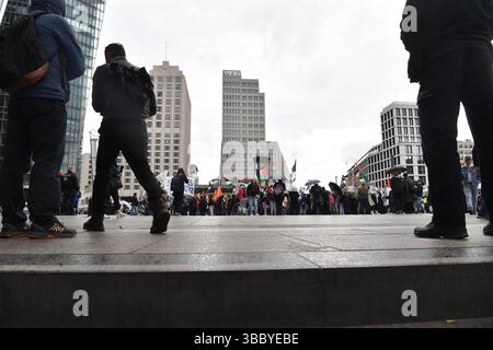 Berlin, Deutschland. Mai 2025. Demonstranten stehen bei einer pro-palästinensischen Demonstration am Potsdamer Platz. Quelle: Paul Zinken/dpa/Alamy Live News Stockfoto