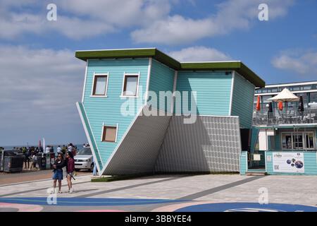 Brighton, England, Großbritannien. Mai 2025. Die Leute machen Selfies vor dem Upside Down House in Brighton an einem warmen, sonnigen Tag. (Kreditbild: © Vuk Valcic/ZUMA Press Wire) NUR REDAKTIONELLE VERWENDUNG! Nicht für kommerzielle ZWECKE! Stockfoto
