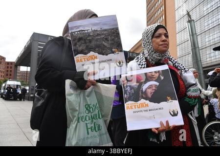Berlin, Deutschland. Mai 2025. Demonstranten stehen bei einer pro-palästinensischen Demonstration am Potsdamer Platz. Quelle: Paul Zinken/dpa/Alamy Live News Stockfoto
