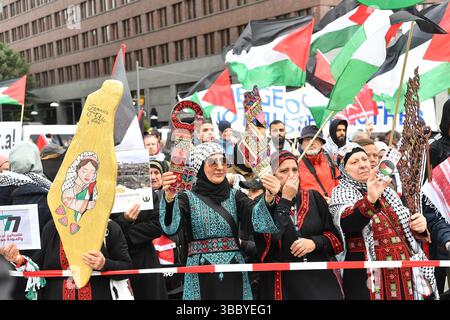 Berlin, Deutschland. Mai 2025. Demonstranten stehen bei einer pro-palästinensischen Demonstration am Potsdamer Platz. Quelle: Paul Zinken/dpa/Alamy Live News Stockfoto