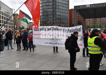 Berlin, Deutschland. Mai 2025. Demonstranten stehen bei einer pro-palästinensischen Demonstration am Potsdamer Platz. Quelle: Paul Zinken/dpa/Alamy Live News Stockfoto