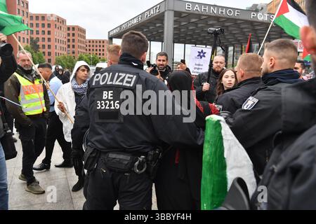 Berlin, Deutschland. Mai 2025. Demonstranten und Polizisten stehen bei einer pro-palästinensischen Demonstration am Potsdamer Platz. Quelle: Paul Zinken/dpa/Alamy Live News Stockfoto