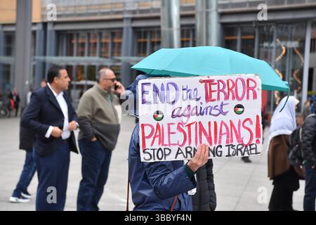 Berlin, Deutschland. Mai 2025. Ein Demonstrant hält bei einer pro-palästinensischen Demonstration am Potsdamer Platz ein Schild hoch. Quelle: Paul Zinken/dpa/Alamy Live News Stockfoto