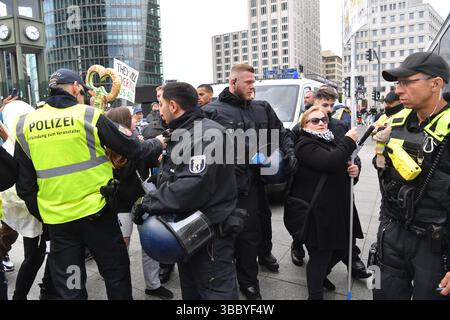 Berlin, Deutschland. Mai 2025. Demonstranten und Polizisten stehen bei einer pro-palästinensischen Demonstration am Potsdamer Platz. Quelle: Paul Zinken/dpa/Alamy Live News Stockfoto