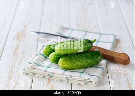Frische Gurken auf dem Holztisch mit Kopierraum für Text. Stockfoto