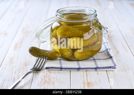 Leckere marinierte Gurken im Glas auf einem Holztisch, selektiver Fokus. Gurken im Glas. Stockfoto