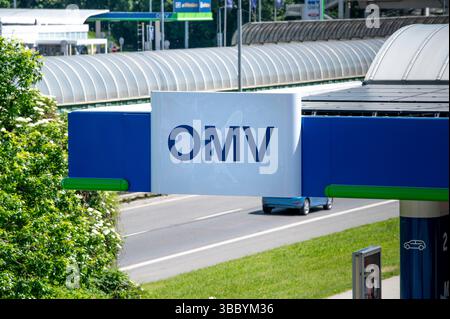 Bratislava, Slowakei - 10. Mai 2025 : OMV-Tankstelle. Tankstelle. OMV ist ein österreichisches multinationales Öl-, Gas- und Petrochemieunternehmen. Stockfoto