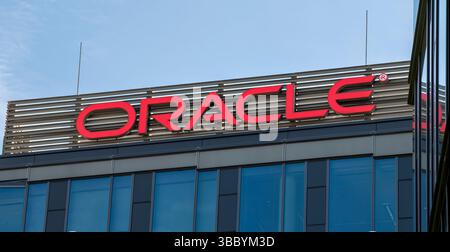 Bratislava, Slowakei - 10. Mai 2025 : Orakellogo auf dem Dach des Gebäudes. Oracle Corporation ist ein US-amerikanischer multinationaler Computer Technology com Stockfoto