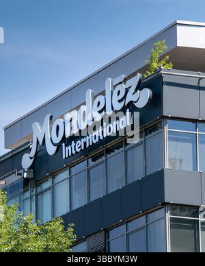 Bratislava, Slowakei - 10. Mai 2025 : Mondelez International Schild auf dem Gebäude. Mondelez International ist eine der größten Snacks der Welt Stockfoto