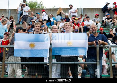 Imola, Italie. Mai 2025. Fans Porträt während der Formel 1 AWS Gran Premio del Made in Italy e Dell'Emilia-Romagna 2025, Emilia Romagna Grand Prix 2025, 7. Runde der FIA Formel-1-Weltmeisterschaft 2025 vom 16. Bis 18. Mai 2025 auf dem Autodromo Internazionale Enzo e Dino Ferrari in Imola, Italien - Foto Javier Jimenez/DPPI Credit: DPPI Media/Alamy Live News Stockfoto