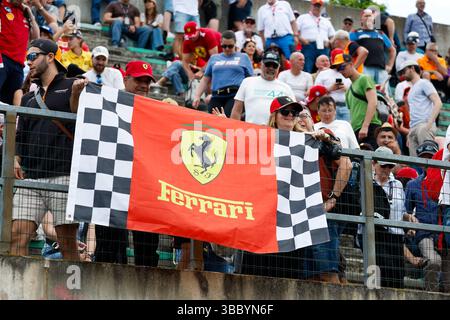 Imola, Italie. Mai 2025. Fans Porträt während der Formel 1 AWS Gran Premio del Made in Italy e Dell'Emilia-Romagna 2025, Emilia Romagna Grand Prix 2025, 7. Runde der FIA Formel-1-Weltmeisterschaft 2025 vom 16. Bis 18. Mai 2025 auf dem Autodromo Internazionale Enzo e Dino Ferrari in Imola, Italien - Foto Javier Jimenez/DPPI Credit: DPPI Media/Alamy Live News Stockfoto