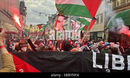 Basel, Schweiz. Mai 2025. Während einer propalästinensischen Demonstration halten die Menschen Banner und Fahnen und zünden am Tag des großen Finales des 69. Eurovision Song Contests (ESC) bengalische Feuer auf einer Straße in der Stadt an. Quelle: Aleksandra Bakmaz/dpa/Alamy Live News Stockfoto