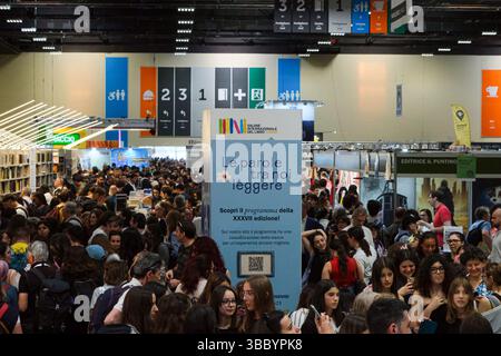Turin, Italien. Mai 2025. Turiner Book Fair Crowd Credit: Unabhängige Fotoagentur/Alamy Live News Stockfoto
