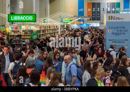 Turin, Italien. Mai 2025. Turiner Book Fair Crowd Credit: Unabhängige Fotoagentur/Alamy Live News Stockfoto