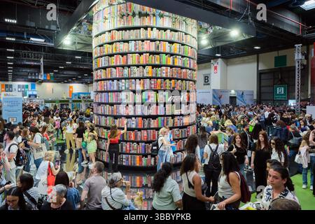 Turin, Italien. Mai 2025. Turiner Book Fair Crowd Credit: Unabhängige Fotoagentur/Alamy Live News Stockfoto