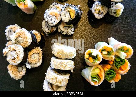 Frisches Sushi auf einem schwarzen Teller Stockfoto