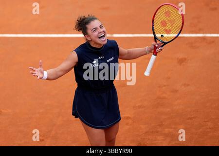 Rom, Italien. Mai 2025. Jasmine Paolini aus Italien feiert nach dem Gewinn des Finales des Internazionali BNL d’Italia 2025 Tennis Turniers gegen Coco Gauff aus den Vereinigten Staaten von Amerika im Foro Italico in Rom, Italien am 17. Mai 2025. Jasmine Paolini gewann mit 6:4 und 6:2. Quelle: Insidefoto/Alamy Live News Stockfoto
