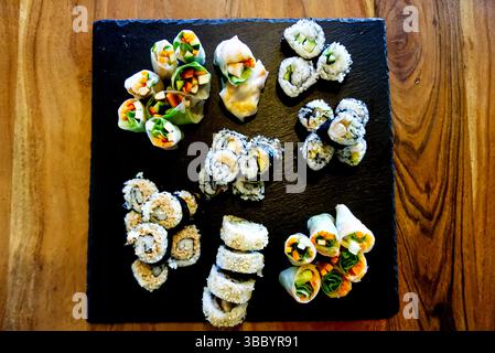 Frisches Sushi auf einem schwarzen Teller Stockfoto