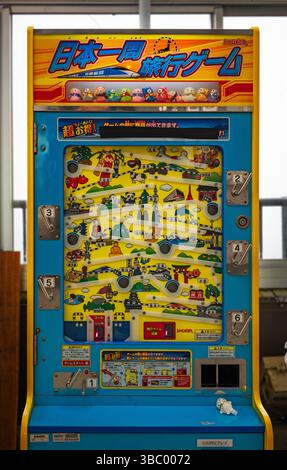 shizuoka, atami - 26. märz 2025: Japanisches nostalgisches Arcade-Spiel aus der showa-Ära, das von Shoken und Taito wiederbelebt wurde und legendäre Wahrzeichen im japanischen Reisestil zeigt Stockfoto