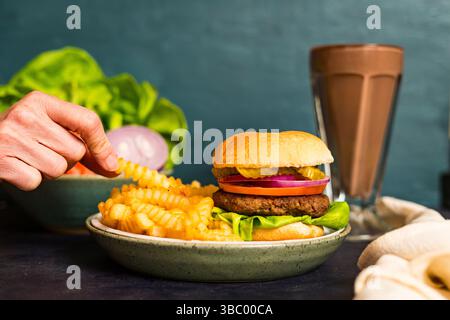 Hamburger mit Pommes frites und Schokoladenmilkshake Stockfoto