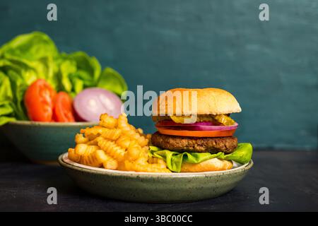 Hamburger mit Pommes frites Stockfoto