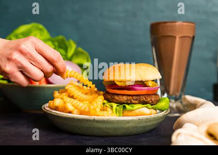 Hamburger mit Pommes frites und Schokoladenmilkshake Stockfoto