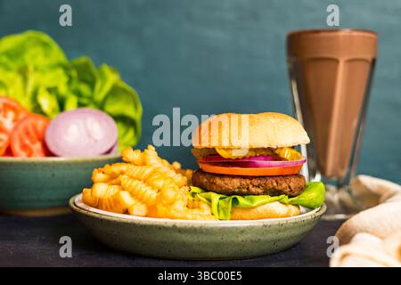 Hamburger mit Pommes frites und Schokoladenmilkshake Stockfoto