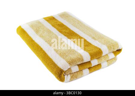 Sorgfältig gefaltetes, weiches, gestreiftes, gelbes Badetuch isoliert auf weißem Hintergrund. Frotteetuch, gestreifte Handtuchstruktur, Baumwollbadestoff oder Mikro Stockfoto