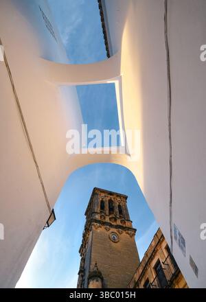 Ein schmaler Bogen am Basílica de Santa María de la Asunción, Arcos de la Frontera, Spanien Stockfoto