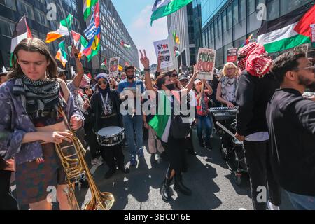 London, Großbritannien. 17. Mai 2025. Als Israel seine völkermörderischen Angriffe auf Gaza erneuerte, wo Menschen jetzt verhungern, nachdem Israel alle Nahrungsmittel, Treibstoffe und Medikamente blockiert hat, kamen viele Tausende, darunter viele Juden, nach London, um am 77. Jahrestag der Nakba friedlich zu einer Kundgebung in der Downing St zu marschieren, um einen sofortigen und dauerhaften Waffenstillstand, die Freilassung aller Gefangenen und Geiseln und ein Ende der Blockade zu fordern und das Vereinigte Königreich aufhören Israel zu bewaffnen. Peter Marshall/Alamy Live News Stockfoto