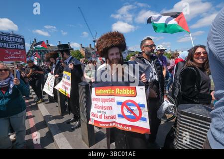 London, Großbritannien. 17. Mai 2025. Als Israel seine völkermörderischen Angriffe auf Gaza erneuerte, wo Menschen jetzt verhungern, nachdem Israel alle Nahrungsmittel, Treibstoffe und Medikamente blockiert hat, kamen viele Tausende, darunter viele Juden, nach London, um am 77. Jahrestag der Nakba friedlich zu einer Kundgebung in der Downing St zu marschieren, um einen sofortigen und dauerhaften Waffenstillstand, die Freilassung aller Gefangenen und Geiseln und ein Ende der Blockade zu fordern und das Vereinigte Königreich aufhören Israel zu bewaffnen. Peter Marshall/Alamy Live News Stockfoto