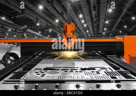 Schneiden von Blechverfahren. Funken fliegen vom Laser durch automatisches Schneiden von CNC, SPS-Maschine. Fabrikationsarbeit, Fabrik, Produktion Stockfoto