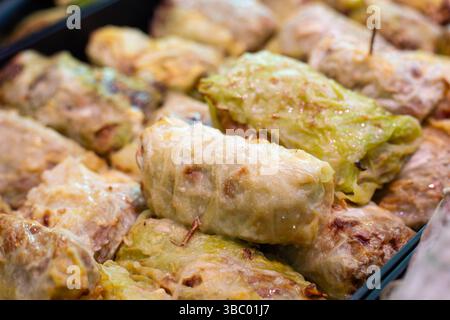 Kohlbrötchen mit Fleisch. Zubereitung von mit Fleisch gefüllten Kohlbrötchen im Ofen. Das Rezept für Kohl, gefüllt mit Rindfleisch und Reis. Ein gesundes Essen Stockfoto
