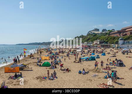West Cliff Beach, Bournemouth, Großbritannien - 17. Mai 2025: Ein Strand voller Sonnenanbeter. Stockfoto