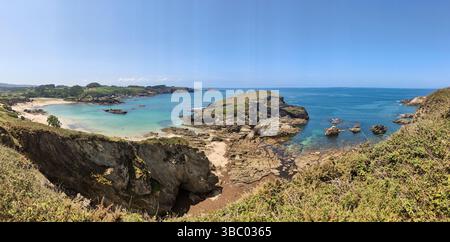 Türkisfarbenes Wasser streichelt sanft die Sandküste des Barayo Strandes, ein atemberaubendes Panorama der Küstenschönheit in asturien, spanien Stockfoto