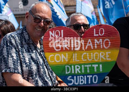 Rom, Italien. Mai 2025. Die Teilnehmer schauen während der Demonstration für LGBTQIA-Rechte am Internationalen Tag gegen Homolesbobitransphobie nach. Quelle: SOPA Images Limited/Alamy Live News Stockfoto