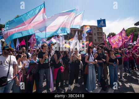Rom, Italien. Mai 2025. Demonstranten versammeln sich während der Demonstration für LGBTQIA-Rechte am Internationalen Tag gegen Homolesbobitransphobie. Quelle: SOPA Images Limited/Alamy Live News Stockfoto