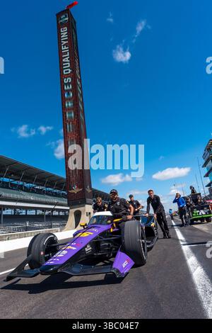 Crew-Mitglieder von Juncos Hollinger Racing Chevrolet bereiten ihren Rennwagen für den 109. Lauf des Indianapolis 500 auf dem Speedway vor. Stockfoto