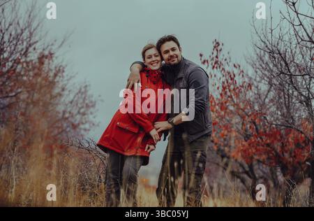 Glückliche junge Touristen in den Bergen im Herbst Stockfoto