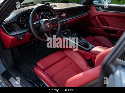 Kiew, Ukraine - September 2024: Roter Innenraum, Porsche 911 carrera S Stockfoto