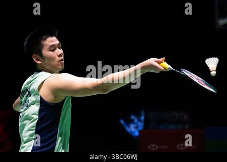 Bangkok, Thailand. Mai 2025. Kunlavut Vitidsarn aus Thailand spielt gegen Loh Kean Yew aus Singapur (nicht abgebildet) während des Halbfinalspiels der Badminton Männer bei den Thailand Open 2025 im Nimibutr Stadium. Kunlavut Vitidsarn gewann Loh Kean Yew 2-0 (21:10, 21:12). Quelle: SOPA Images Limited/Alamy Live News Stockfoto