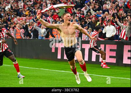 Dan Ballard feiert nach dem Tor, das Sunderland AFC für das Sky Bet Championship Play Off Finale nach Wembley schickt. Stockfoto