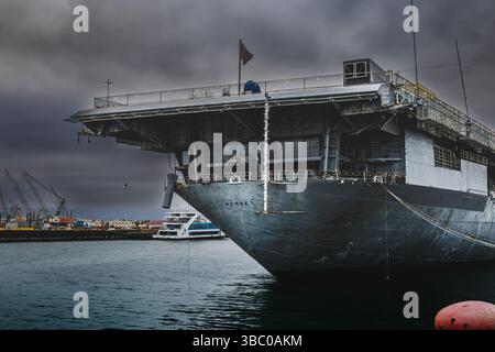 Alameda, CA, USA. 19. April 2025: Die USS Hornet, ein Flugzeugträger aus dem Zweiten Weltkrieg, ist heute ein Museum in Alameda. Dieses Foto wurde bei Sonnenaufgang aufgenommen. Stockfoto