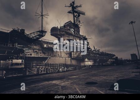 Alameda, CA, USA. 19. April 2025: Die USS Hornet, ein Flugzeugträger aus dem Zweiten Weltkrieg, ist heute ein Museum in Alameda. Dieses Foto wurde bei Sonnenaufgang aufgenommen. Stockfoto